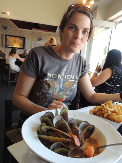 Neuseeland Muscheln (Greenshell) in kreolischer Sauce am Hafen von Paihia