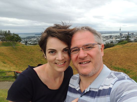 Wir - vor dem Krater des Mount Eden Vulkans. Im Hintergrund: Auckland City.