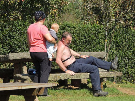 Ende der Mittagspause - "Genug geruht, Opa!"