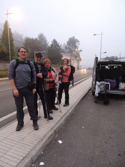 Auf zur letzten Etappe - die Autos brauchen sogar noch die Beleuchtung ...