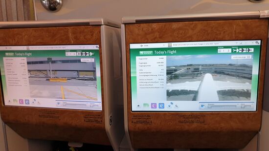 Startvorbereitungen. Rechts: Kamera am Leitwerk, links: Kamera am Bug.