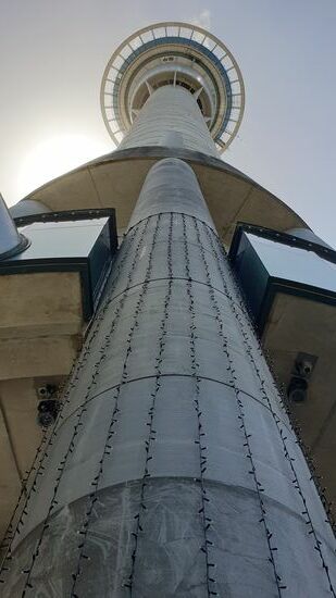 Das Sky Tower Hotel befindet sich am Fuß des Auckland Sky Tower, des mit etwa 330m höchsten Fernsehturms der Südhalbkugel.
