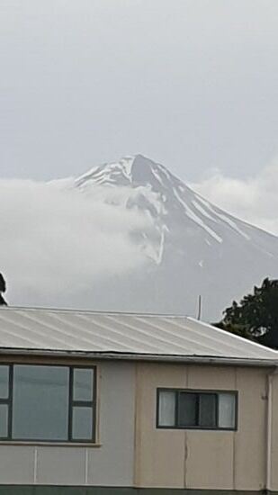 Unser Cabin vor dem Mount Taranaki