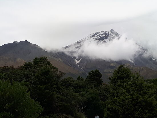 Mount Taranaki - wenige Momente fast ohne Wolken und mit Kratersicht 