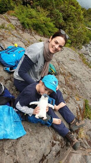 Auch Pingi darf mit zu den Rock Pools, aber nicht ins Wasser 