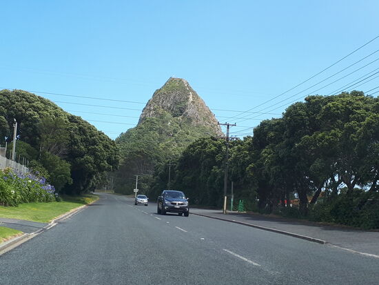 Paritutu Rock bei der Anfahrt