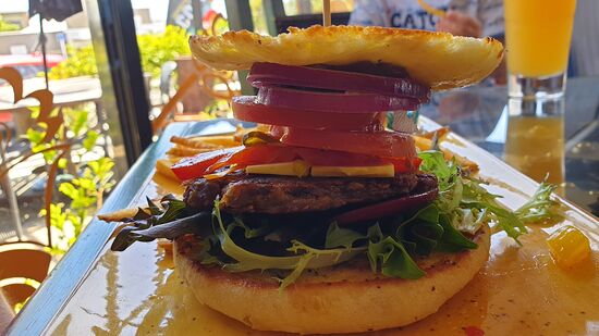 Der Burger kann sich sehen und schmecken lassen