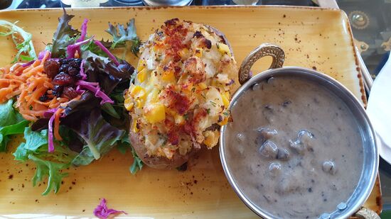 Gefüllter Erdapfel mit Schwammerlsauce - alles lokal angebaut und geerntet