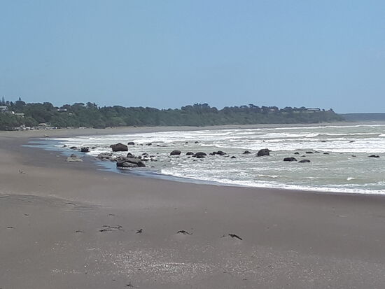 ...trotz des Wellengangs. Immerhin ist das Baden/Schwimmen nicht verboten, sondern bedarf nur besonderer Beaufsichtigung. Und die ist ja gegeben