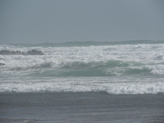 ... hinaus auf das inzwischen tosende Meer.