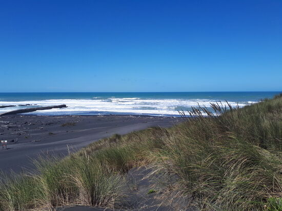Hohe Wellen am Strand von Patea