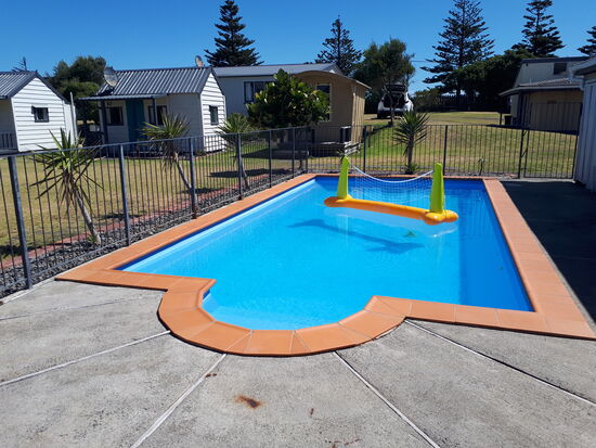 Wanganui Campingplatz mit Pool. Im Hintergrund unser Auto bei der Sunset Cabin.
