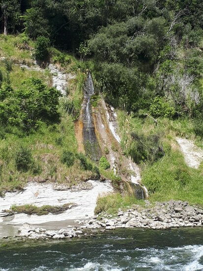 Im Winter stürzen hier reissende Bäche zu Tal