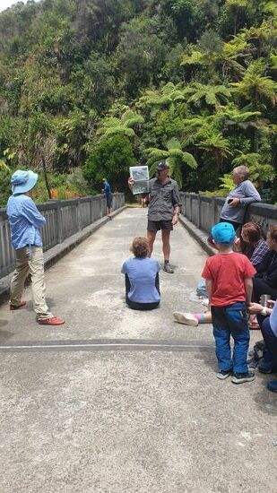 Historische Ausführungen - Daniel lauscht interessiert 
