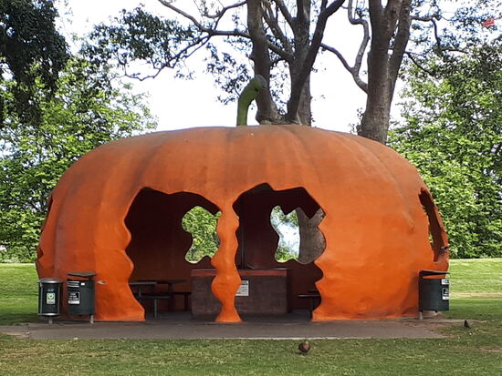 Die BBQ-Station (4 Grillplatten)ist öffentlich, gratis und sauber 