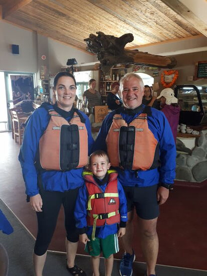 Auf gehts zum Rafting. Daniel traut der Sache noch nicht ganz 