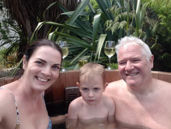 Und nach dem Abenteuer im kühlen River wäre ein heißes Bad unter freiem Himmel genau das richtige gewesen. Wie man an Daniels Miene erkennen kann, war der Hot Tub leider nur lauwarm - technisches Gebrechen 