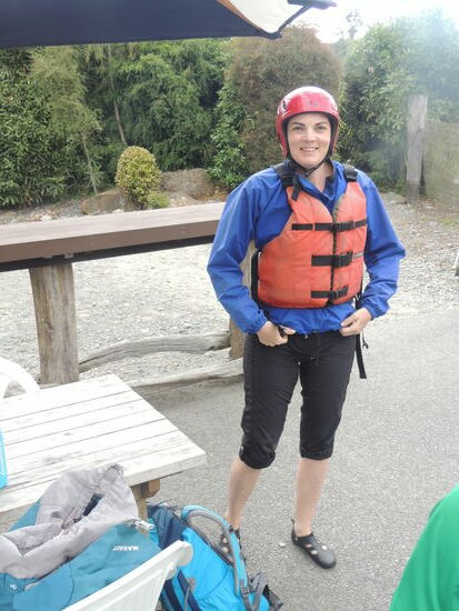 Die Sicherheitsausrüstung zum Kayaken passt 