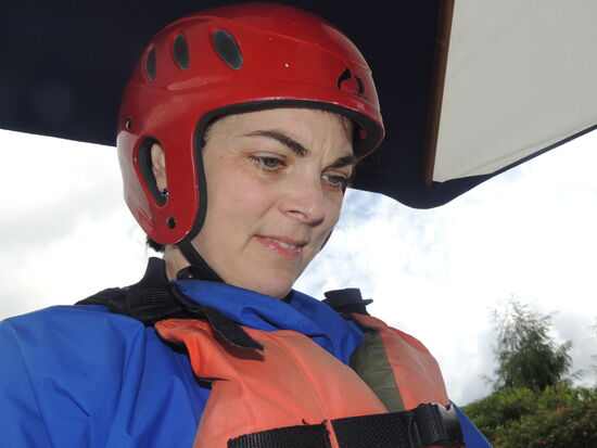 Konzentriert beim Sicherheits-Briefing, ...