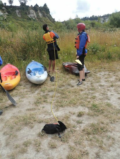 ... zB wie das mit dem Rettungsseil funktioniert. Hat hier noch niemand gebraucht, und Eva wird wohl auch nicht die erste sein 