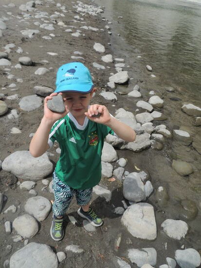 ... am Fluß beim Steineweitwerfen und Platteln ...