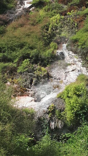 Es pfaucht und raucht aus vielen Erdlöchern