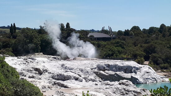2 Geysire, knapp vor dem Ausbruch