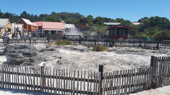 Ein Teil der Outdoor-Küche (die Erde innerhalb des Zaunes ist heiß und wird zum Kochen verwendet