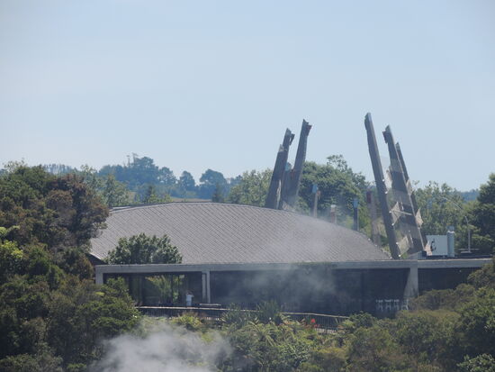 Blick auf Te Puia, die nebenan liegende staatlich geführte Institution für Promotion und Weiterentwicklung der Maori-Kultur in Rotorua