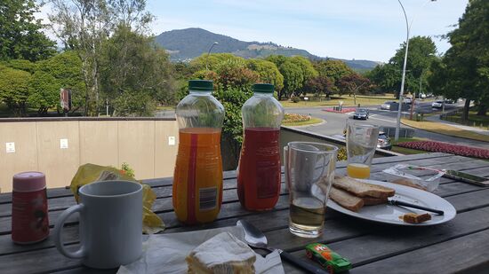 Verdientes Frühstück am Balkon, ...