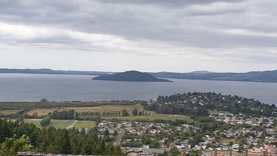Blick auf den Lake Rotorua, den mit 80 km² zweitgrössten Binnensee Neuseelands.