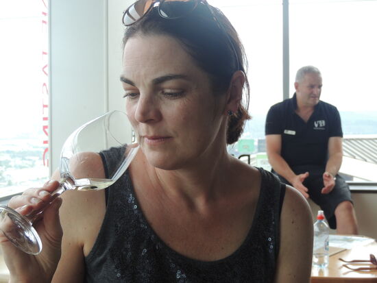 Zweiter Platz - 1 Glas . Im Hintergrund ist Brent Park, der Winzer.