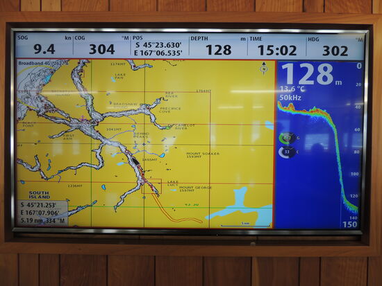 Position und technische Daten werden während der ganzen Cruise überall am Schiff angezeigt