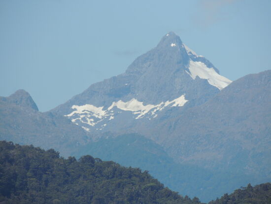 Rund um den Fjord liegt Schnee, wir sind ja im alpinen Gelände