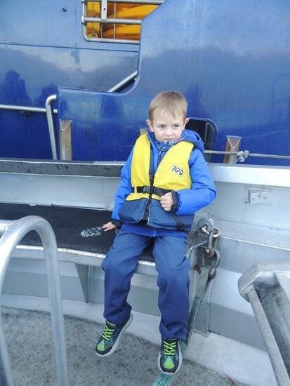 Wasseraktivität der Männer - Motorboot-Fahren