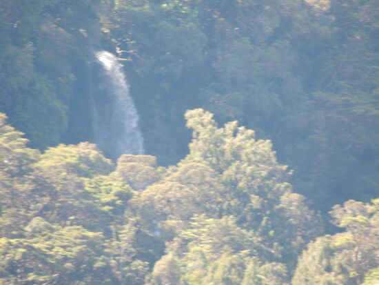 40m Wasserfälle sind keine Seltenheit hier. Und man kann ganz nahe ran ...