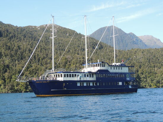 Unser Fjordland Navigator  vom Motorboot aus gesehen