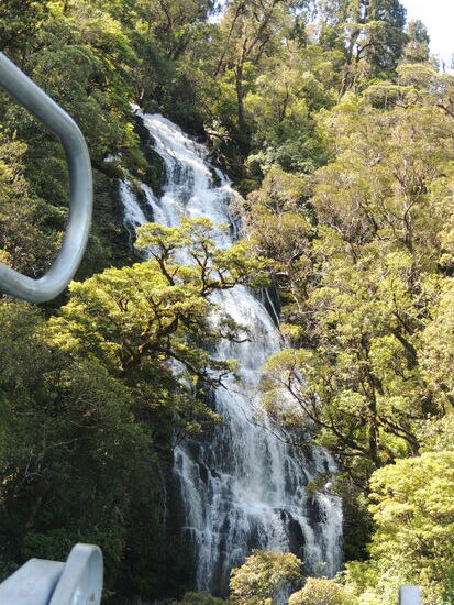 Dieser Wasserfall ist mehr as 100m hoch und 30m breit.