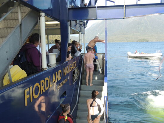 Abschluss der Wasseraktivitäten: ein Bad im kühlen Nass . Selbstverständlich eine Sache für Michael...