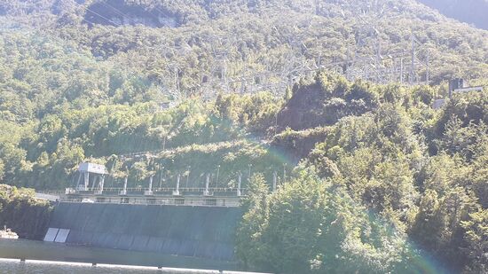 Manapouri Hydro Powerplant, die Ansaugöffnungen unten, die Verteilerstation oben.