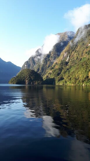 leichter Nebel hängt über dem Wasser