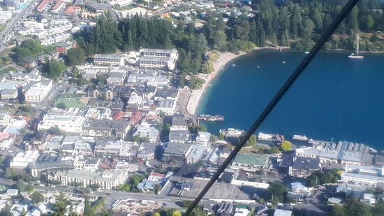 Talwärts ... am oberen Bildrand das Novotel Lakeside und mittig Queenstown Bay Beach
