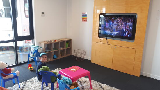 ... während Daniel den Kinderbereich nutzt 