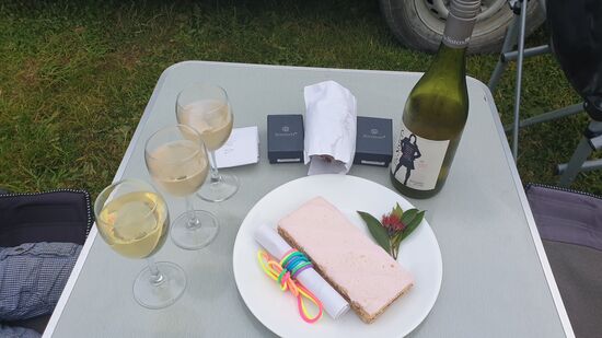 Aber nun zum Höhepinkt des Tages: Evas Geburtstag . Geburtstagskuchen, Geburtstagswein und Geschenke 