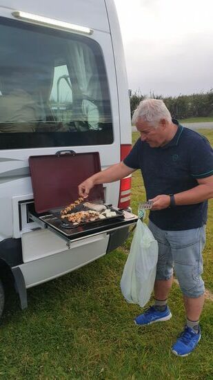 Das Geburtstagsmenü wird frisch zubereitet, im campervan-eingebauten Gasgriller 