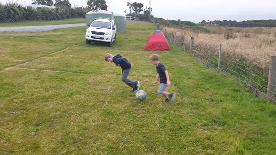 Währenddessen hat Daniel einen Spielgefährten gefunden, Max aus Deutschland. Un wir gewinnen das erste Länderspiel 