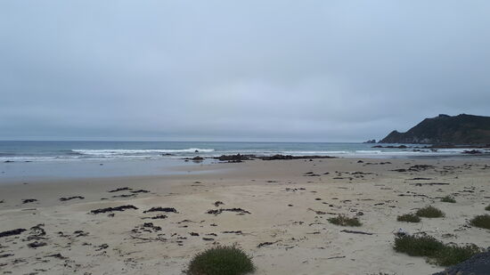 ... bekannt für rauhe See, wilde Strände ...