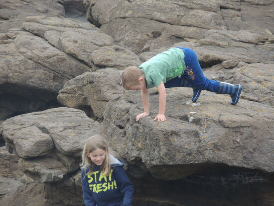 Die Burschen turnen auf den Felsen ...