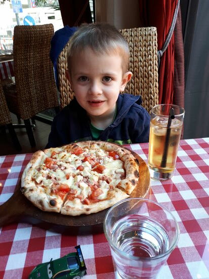 Pizza mit Schinken, das lässt die Lebensgeister noch mal kurz aufleben 