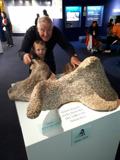 Natur be"greifen" - nicht nur geduldet sonder ausdrücklich erwünscht. 450 mio. Jahre alte Gesteine vom Wind verformt 